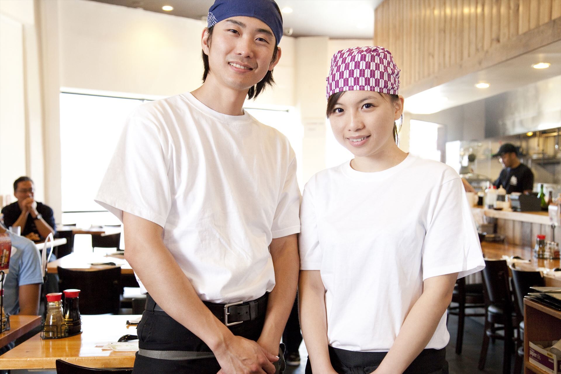 ラーメン店で働くスタッフ