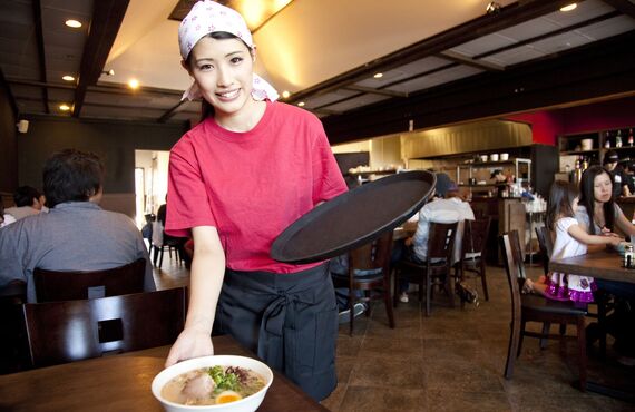 ゆったりくつろげるテーブル席で美味しい夜飯を堪能できます | 立川のラーメン屋なら中華食堂 壱徹らーめん